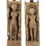 2 Figurenreliefs von Rama und Sita wohl Südindien, Holz, plastische Schnitzerei, oben und unten jeweils mit Zapfen der ursprünglichen Anbringung, verso je mit Aufhängeöse (neu), HxBxT: ca - фото 1