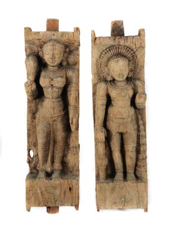 2 Figurenreliefs von Rama und Sita wohl Südindien, Holz, plastische Schnitzerei, oben und unten jeweils mit Zapfen der ursprünglichen Anbringung, verso je mit Aufhängeöse (neu), HxBxT: ca - фото 1