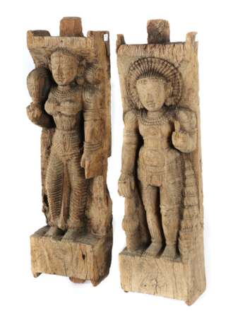 2 Figurenreliefs von Rama und Sita wohl Südindien, Holz, plastische Schnitzerei, oben und unten jeweils mit Zapfen der ursprünglichen Anbringung, verso je mit Aufhängeöse (neu), HxBxT: ca - фото 2