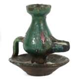 Persische Öllampe Fayence/grün glasiert, ausgeprägtes Craquelée, birnenförmiger Korpus mit abgeflachter Nase auf rundem Teller, oben ausgeprägte Öffnung, Henkel von Korpus zu Teller führend, H: ca - фото 1