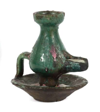 Persische Öllampe Fayence/grün glasiert, ausgeprägtes Craquelée, birnenförmiger Korpus mit abgeflachter Nase auf rundem Teller, oben ausgeprägte Öffnung, Henkel von Korpus zu Teller führend, H: ca - фото 1