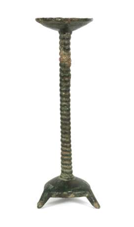 Römischer Leuchter Bronze/patiniert, leicht gewölbte Standplatte auf 3 abgespreizten Füßen, schmaler, horizontal gerippter Schaft mit flacher Schale als Abschluss, H: ca - Foto 1