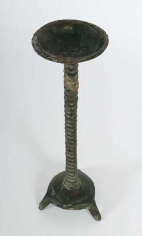 Römischer Leuchter Bronze/patiniert, leicht gewölbte Standplatte auf 3 abgespreizten Füßen, schmaler, horizontal gerippter Schaft mit flacher Schale als Abschluss, H: ca - photo 2