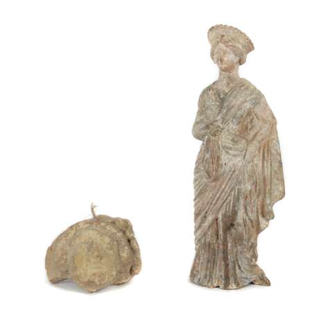 Tanagra-Figur und Kopf römisch, Ton, stehende Frauenfigur in römischem Gewand und Kopfschmuck, rückseitig und am Boden geöffnet, dazu ein Frauenkopf, Bruchstück einer Figur, H: ca - фото 1