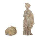 Tanagra-Figur und Kopf römisch, Ton, stehende Frauenfigur in römischem Gewand und Kopfschmuck, rückseitig und am Boden geöffnet, dazu ein Frauenkopf, Bruchstück einer Figur, H: ca - фото 1