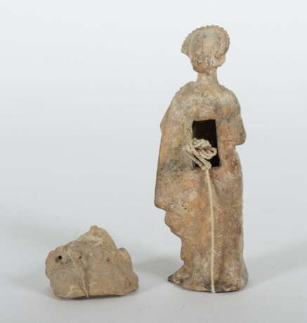 Tanagra-Figur und Kopf römisch, Ton, stehende Frauenfigur in römischem Gewand und Kopfschmuck, rückseitig und am Boden geöffnet, dazu ein Frauenkopf, Bruchstück einer Figur, H: ca - фото 2