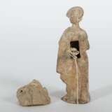 Tanagra-Figur und Kopf römisch, Ton, stehende Frauenfigur in römischem Gewand und Kopfschmuck, rückseitig und am Boden geöffnet, dazu ein Frauenkopf, Bruchstück einer Figur, H: ca - photo 2