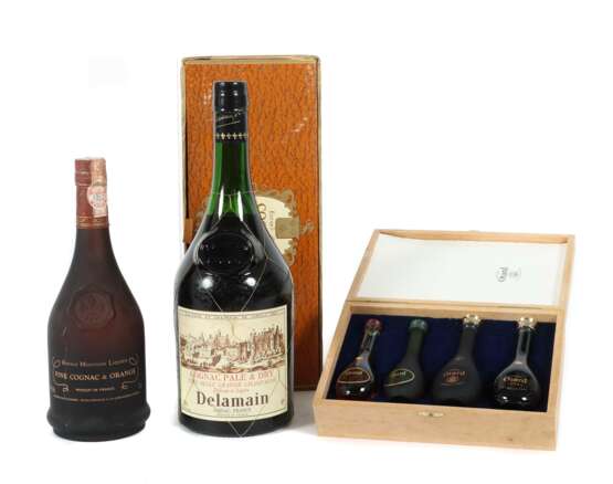 Konvolut von 6 Flaschen Cognac 4 Miniaturen Baron Otard Cognac im Originalholzkasten, Château de Cognac, 40% vol - Foto 1