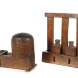 Zwei Handwerks-Geräte um 1900, ein Hutdehner mit kalottenförmigen Holzbacken aus feuchtigkeitsbeständigem Buchenholz und eine Gerätschaft mit zwei leistengeführten Holzstempel jeweils über einem Holzfach mit Austrittsöffnung, verschiedene Abmaße - photo 1
