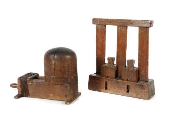 Zwei Handwerks-Geräte um 1900, ein Hutdehner mit kalottenförmigen Holzbacken aus feuchtigkeitsbeständigem Buchenholz und eine Gerätschaft mit zwei leistengeführten Holzstempel jeweils über einem Holzfach mit Austrittsöffnung, verschiedene Abmaße - Foto 1