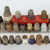 Sammlung Fingerhüte unterschiedliche Materialien, 28 in Größe und Dekor variierende Fingerhüte, tlw - photo 2
