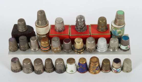 Sammlung Fingerhüte unterschiedliche Materialien, 28 in Größe und Dekor variierende Fingerhüte, tlw - photo 2