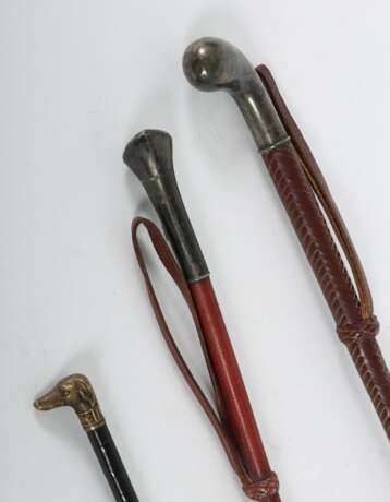 3 Reitgerten um 1900, Silber/Messing, variierende Knäufe (1x plastischer Hundekopf), (leder)ummantelter Schuss, 2x punziert, L: bis ca - фото 2