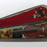 Geige mit Bogen um 1910-20, dunkler Korpus, feine Nadelholzdecke mit schräg gesetzten F-Löchern, 2-teiliger Ahornboden, dazu ein Bogen, runder Stab, Permuttbesatz, Rosshaarbespannung, 1 Holzkoffer der 20er Jahre, L: Korpus: 35,5 cm, ges - фото 7
