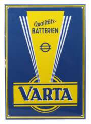 Emaille-Werbeschild ''VARTA'' 1930er Jahre, hochrechteckiges Schild von gewölbter Form, blauer Schriftzug auf gelbem Grund, mit 4 orig