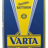 Emaille-Werbeschild ''VARTA'' 1930er Jahre, hochrechteckiges Schild von gewölbter Form, blauer Schriftzug auf gelbem Grund, mit 4 orig - photo 1