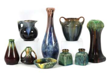 9 Judendstil-Vasen und Gefäße um 1900-1930, wohl Frankreich und Belgien, Feinsteinzeug, 1 x schlanke Vase mit Laufglasuren in altrosa und wolkig blau, part