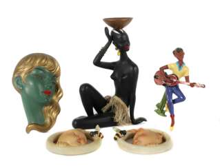 5 figurliche Keramiken 1 x Cortendorf, dunkelhäutige Dame mit Wasserschale auf dem Kopf tragend, Modell 7260, in sitzender Haltung, Bastrock, 1 Ohrring, 1 Armreif, gemarkt mit Pressnummer und Stempel, H: 28 cm