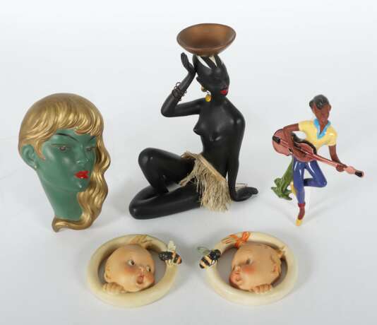 5 figurliche Keramiken 1 x Cortendorf, dunkelhäutige Dame mit Wasserschale auf dem Kopf tragend, Modell 7260, in sitzender Haltung, Bastrock, 1 Ohrring, 1 Armreif, gemarkt mit Pressnummer und Stempel, H: 28 cm - Foto 2