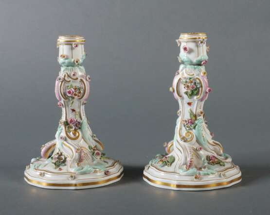 Paar Kerzenleuchter Meissen, 1860-1924, Porzellan glasiert mit polychromer Aufglasurbemalung mit Blumen und Insektendekor, goldstaffiert, im Barockstil mit plastischer Blüten- und Blätterzier, bodenseitig unterglasurblaue Knaufschwertermarke, Pressnr - Foto 1