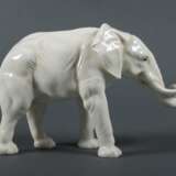 Porzellanfigur ''Elefant'' Karl Ens, Volkstedt, nach 1919, Porzellan, glasiert, mit dezenter Unterglasurmalerei versehen, naturalistische Ausformung eines afrikanischen Elefanten, bodenseitig unterglasurgrüne Mühlenmarke, HxB: ca - Foto 2