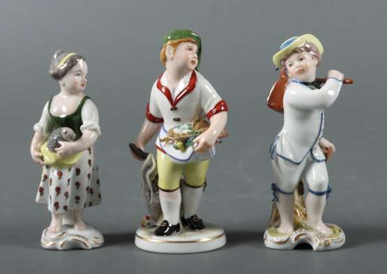 Konvolut von 3 Porzellanfiguren Ludwigsburg, nach 1948, Porzellan, glasiert und mit feiner polychromer Aufglasurmalerei versehen, sparsam goldstaffiert, ''Fischverkäuferin'', ''Küchenjunge'' eine Gemüseschale und Geflügel tragend (E: Johann Jacob Louis, 2 - фото 1