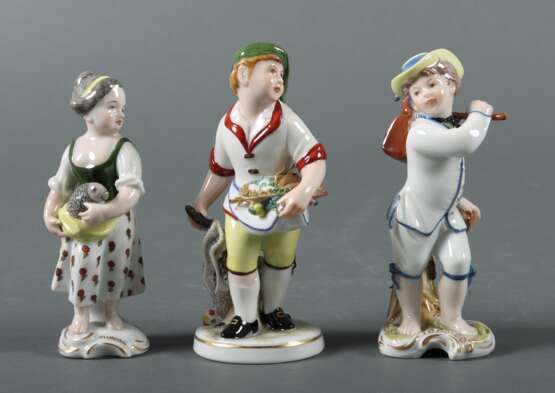 Konvolut von 3 Porzellanfiguren Ludwigsburg, nach 1948, Porzellan, glasiert und mit feiner polychromer Aufglasurmalerei versehen, sparsam goldstaffiert, ''Fischverkäuferin'', ''Küchenjunge'' eine Gemüseschale und Geflügel tragend (E: Johann Jacob Louis, 2 - Foto 1