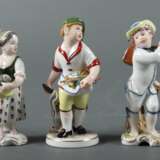 Konvolut von 3 Porzellanfiguren Ludwigsburg, nach 1948, Porzellan, glasiert und mit feiner polychromer Aufglasurmalerei versehen, sparsam goldstaffiert, ''Fischverkäuferin'', ''Küchenjunge'' eine Gemüseschale und Geflügel tragend (E: Johann Jacob Louis, 2 - фото 1