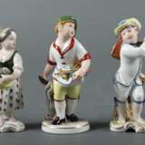 Konvolut von 3 Porzellanfiguren Ludwigsburg, nach 1948, Porzellan, glasiert und mit feiner polychromer Aufglasurmalerei versehen, sparsam goldstaffiert, ''Fischverkäuferin'', ''Küchenjunge'' eine Gemüseschale und Geflügel tragend (E: Johann Jacob Louis, 2 - Foto 1