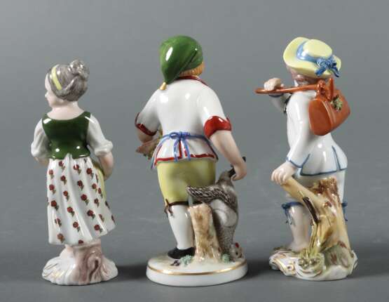 Konvolut von 3 Porzellanfiguren Ludwigsburg, nach 1948, Porzellan, glasiert und mit feiner polychromer Aufglasurmalerei versehen, sparsam goldstaffiert, ''Fischverkäuferin'', ''Küchenjunge'' eine Gemüseschale und Geflügel tragend (E: Johann Jacob Louis, 2 - photo 2