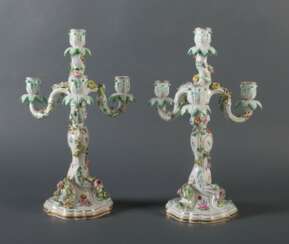 Paar Kerzenleuchter Meissen, nach 1934, Porzellan, polychrome Aufglasurbemalung, part