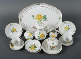 Tête-à-Tête ''Gelbe Rose'' Meissen, überwiegend nach 1934, Weißporzellan, glasiert, mit polychromer Blumenmalerei in Aufglasur sowie Goldstaffage, Knäufe in Rosenknospenform, passig geschweifte Ränder, Form ''Neuer Ausschnitt'', 12-tlg