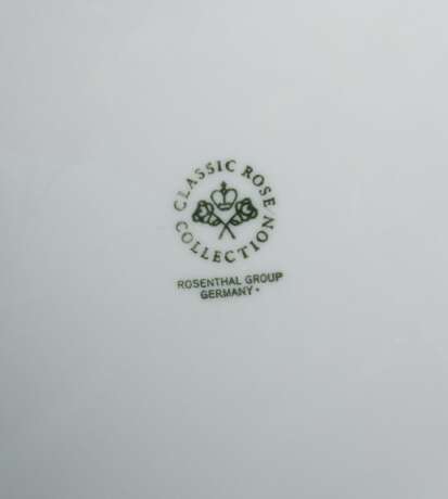 Kaffeeservice ''Moosrose'' Rosenthal Group, nach 1975, Porzellan, glasiert, polychromer Rosendekor auf weißem Fond, goldstaffiert sowie reliefiert gearbeitet, die Knäufe in Knospenform, 52-tlg - Foto 3