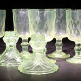 6 Fußgläser & 2 Kerzenleuchter Deutschland, um 1900, annagrünes Glas, formgeblasen und Pressglas, die Gläser mit ansteigendem Scheibenfuß, darüber Schaft mit Nodus, die Wandung optisch gerippt in Rautenform, die Leuchter part - photo 1