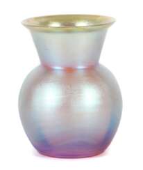 Kleine Myra-Vase WMF Geislingen, 1930er Jahre, honigfarbenes Glas, Modelgeblasen, türkis-violett irisierend, H: 8 cm