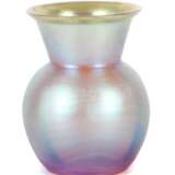 Kleine Myra-Vase WMF Geislingen, 1930er Jahre, honigfarbenes Glas, Modelgeblasen, türkis-violett irisierend, H: 8 cm - Foto 1