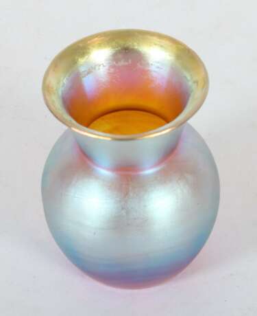 Kleine Myra-Vase WMF Geislingen, 1930er Jahre, honigfarbenes Glas, Modelgeblasen, türkis-violett irisierend, H: 8 cm - photo 2