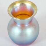Kleine Myra-Vase WMF Geislingen, 1930er Jahre, honigfarbenes Glas, Modelgeblasen, türkis-violett irisierend, H: 8 cm - Foto 2