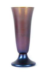 Myra Fußvase WMF Geislingen, 1920er Jahre, honigfarbenes dickwandiges Glas, modelgeblasen, dunkelblau-violett irisierend, Kelchform mit geschliffenem Mündungsrand, H: 19 cm