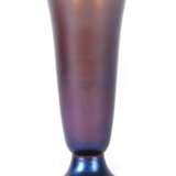 Myra Fußvase WMF Geislingen, 1920er Jahre, honigfarbenes dickwandiges Glas, modelgeblasen, dunkelblau-violett irisierend, Kelchform mit geschliffenem Mündungsrand, H: 19 cm - photo 1