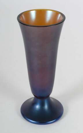 Myra Fußvase WMF Geislingen, 1920er Jahre, honigfarbenes dickwandiges Glas, modelgeblasen, dunkelblau-violett irisierend, Kelchform mit geschliffenem Mündungsrand, H: 19 cm - photo 2