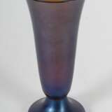 Myra Fußvase WMF Geislingen, 1920er Jahre, honigfarbenes dickwandiges Glas, modelgeblasen, dunkelblau-violett irisierend, Kelchform mit geschliffenem Mündungsrand, H: 19 cm - Foto 2