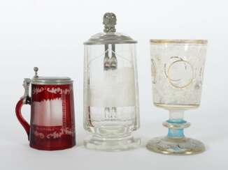 3 Badegläser Andenkengläser um 1900, 1 x facettierter Klarglas-Humpen mit Fuß, gravierte Schauseite mit ''Colonne in Bad Kissingen'', seitl