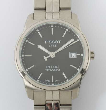 Herrenarmbanduhr Tissot ''PR 100 Titanium'' 2010er Jahre, schwarzes Zifferblatt mit aufgelegten Stabindices, Leuchtzeigern und Datumsanzeige auf 3 Uhr, bez - фото 1