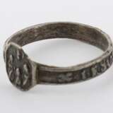 Ikonographischer Ring um 1800, Silber, 8-eckige Kopfplatte mit Darstellung der heiligen Familie, Ringschiene umlaufend mit Inschrift ''Iesus Maria Iose'', säuregeprüft, ca - Foto 2