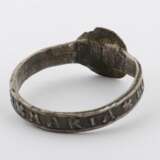 Ikonographischer Ring um 1800, Silber, 8-eckige Kopfplatte mit Darstellung der heiligen Familie, Ringschiene umlaufend mit Inschrift ''Iesus Maria Iose'', säuregeprüft, ca - photo 3