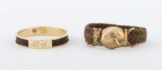 2 Haarringe um 1900, ein Ring mit Flechtband, welches in gefalteten Händen (Handtreu) aus Schaumgold zusammen geführt ist, unterseitig monogr - photo 1