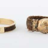 2 Haarringe um 1900, ein Ring mit Flechtband, welches in gefalteten Händen (Handtreu) aus Schaumgold zusammen geführt ist, unterseitig monogr - фото 1