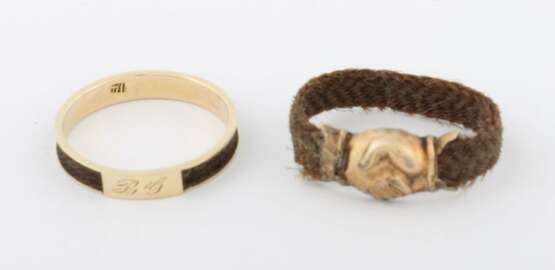 2 Haarringe um 1900, ein Ring mit Flechtband, welches in gefalteten Händen (Handtreu) aus Schaumgold zusammen geführt ist, unterseitig monogr - фото 2