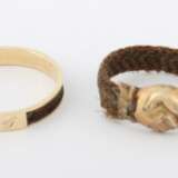 2 Haarringe um 1900, ein Ring mit Flechtband, welches in gefalteten Händen (Handtreu) aus Schaumgold zusammen geführt ist, unterseitig monogr - photo 2